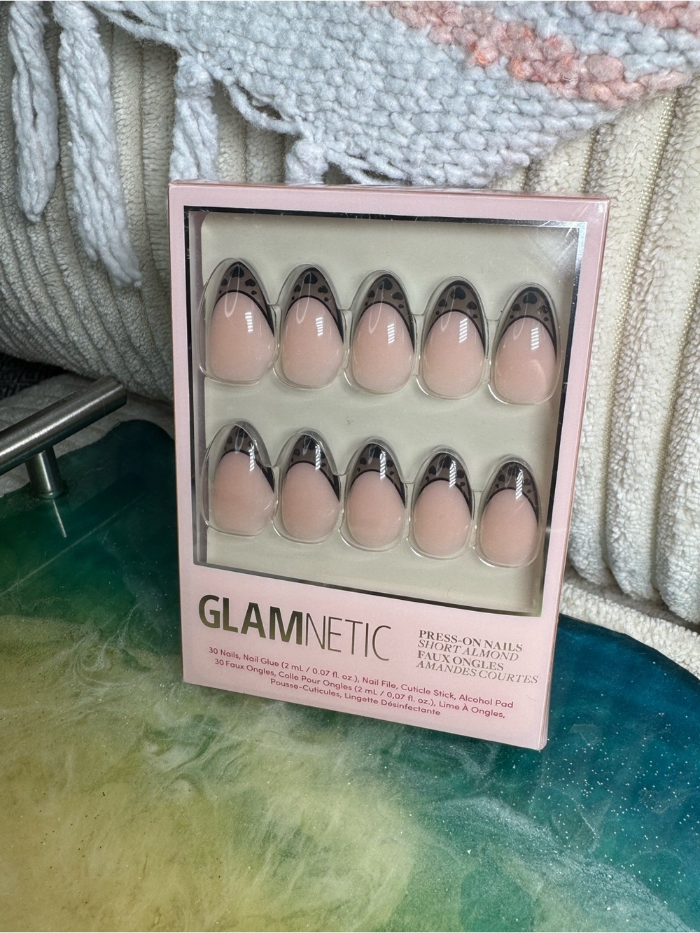 glamnetic love noir short almond press on nails